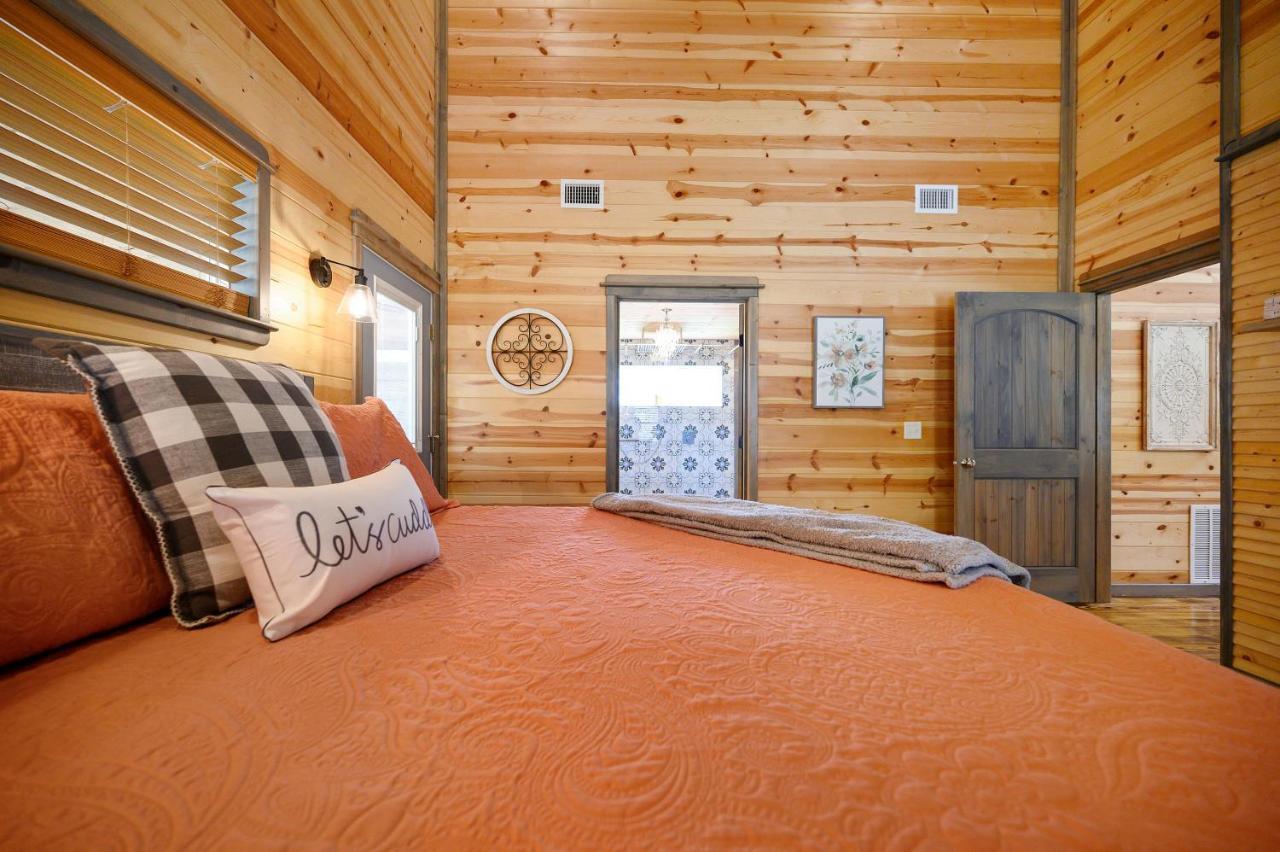 Convenient Romantic Hot Tub Bbq 3-Night Special! Broken Bow Dış mekan fotoğraf