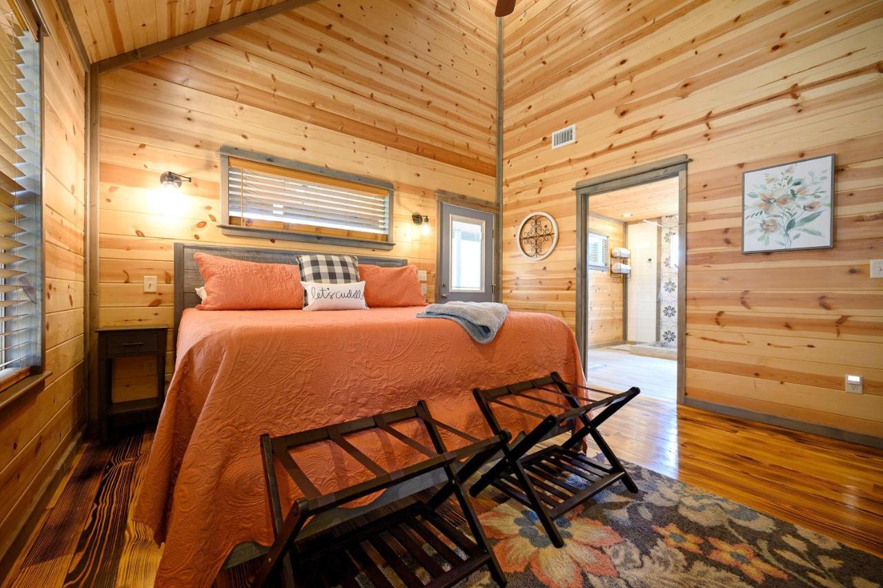 Convenient Romantic Hot Tub Bbq 3-Night Special! Broken Bow Dış mekan fotoğraf
