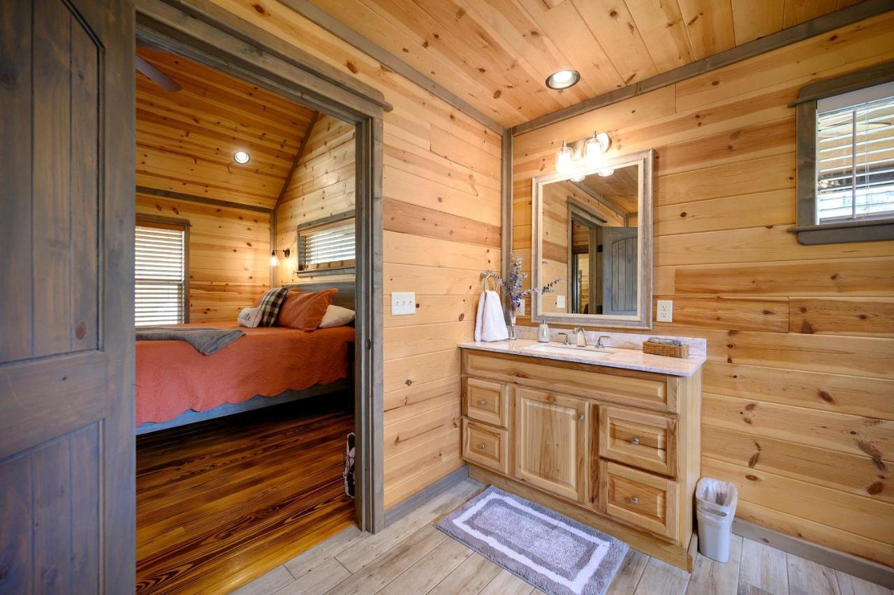 Convenient Romantic Hot Tub Bbq 3-Night Special! Broken Bow Dış mekan fotoğraf