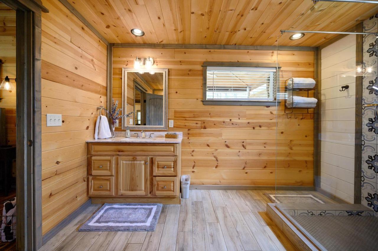 Convenient Romantic Hot Tub Bbq 3-Night Special! Broken Bow Dış mekan fotoğraf