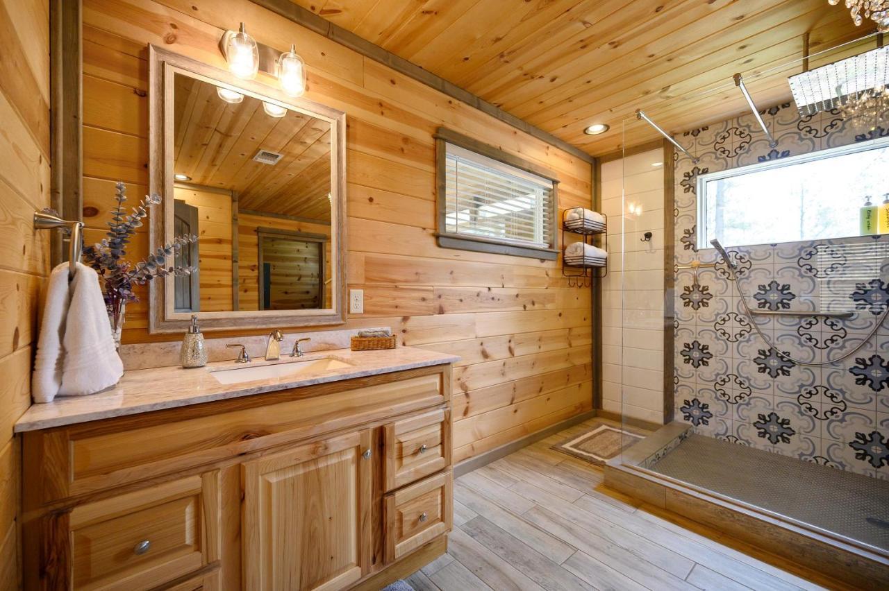 Convenient Romantic Hot Tub Bbq 3-Night Special! Broken Bow Dış mekan fotoğraf